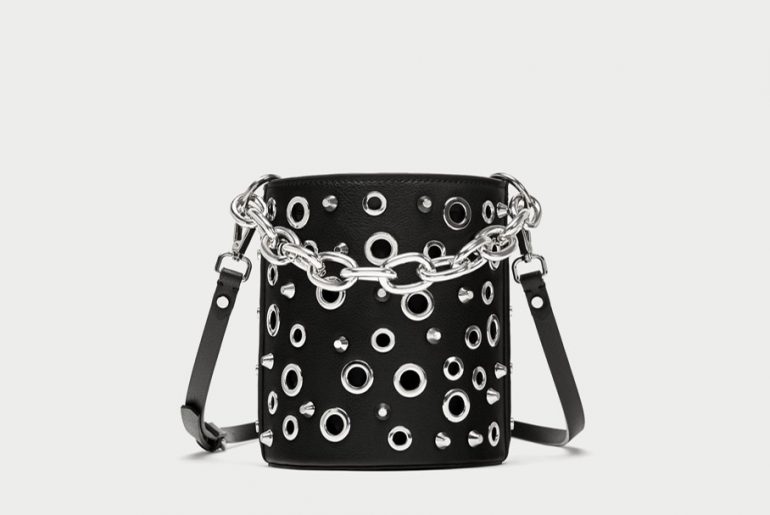 Sac seau à oeillets et chaînes Zara